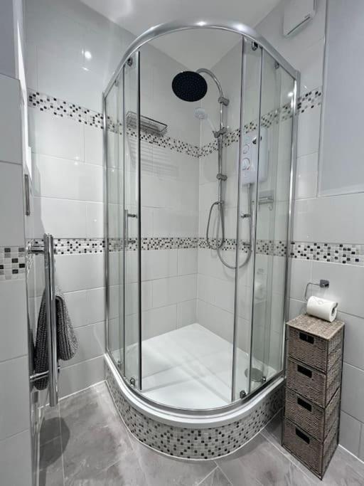 Bright, First Floor, One Bedroom Flat In Wimborne Уимборн Минстър Екстериор снимка