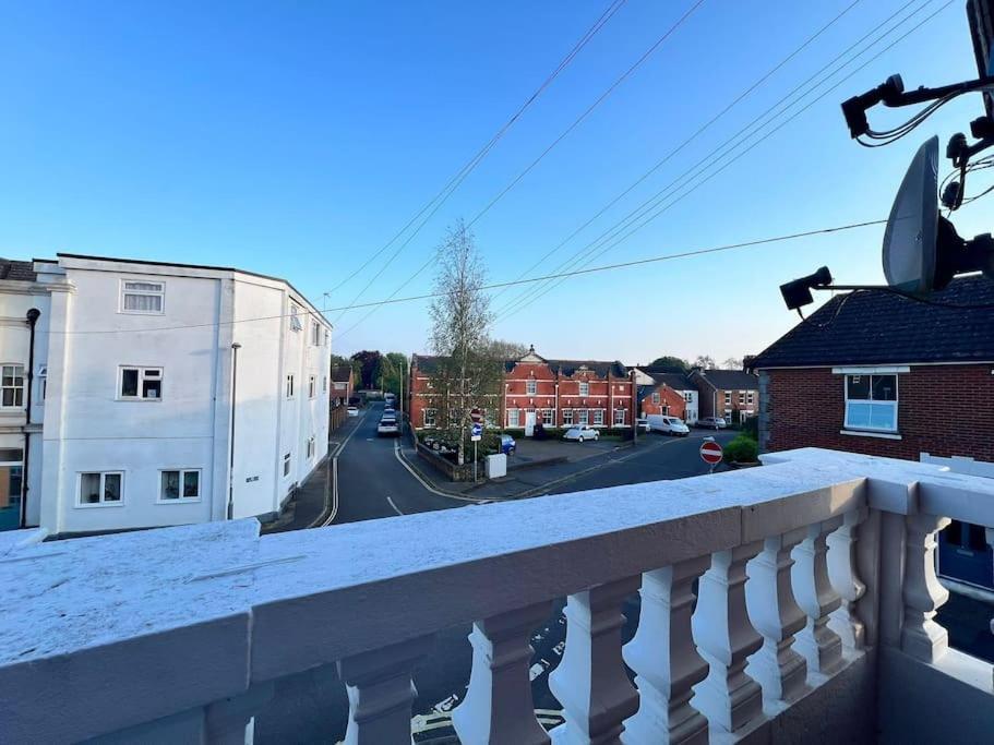 Bright, First Floor, One Bedroom Flat In Wimborne Уимборн Минстър Екстериор снимка