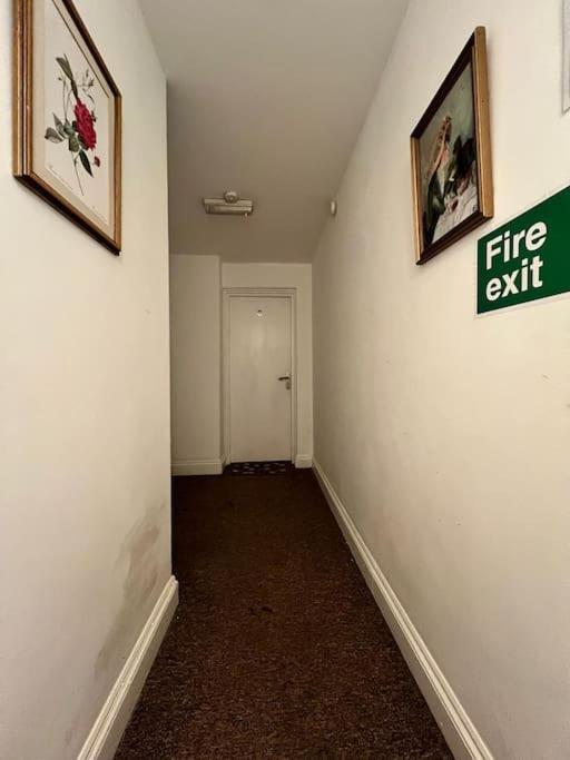 Bright, First Floor, One Bedroom Flat In Wimborne Уимборн Минстър Екстериор снимка