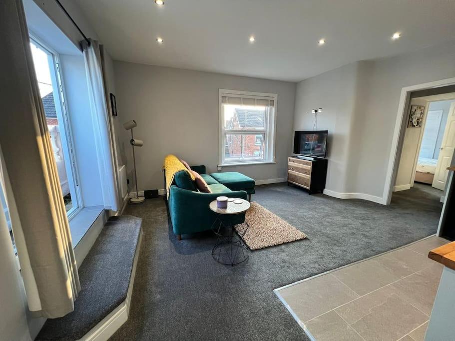Bright, First Floor, One Bedroom Flat In Wimborne Уимборн Минстър Екстериор снимка