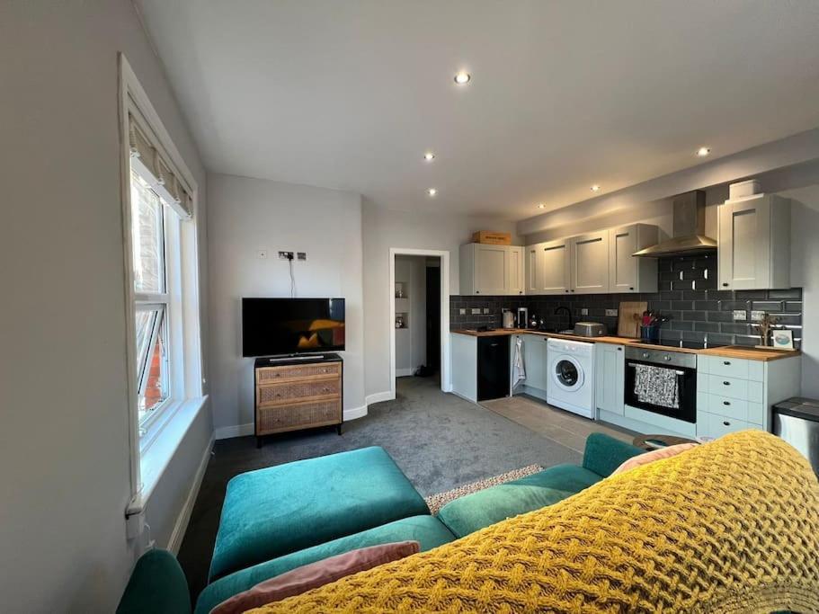Bright, First Floor, One Bedroom Flat In Wimborne Уимборн Минстър Екстериор снимка