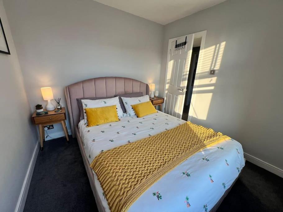 Bright, First Floor, One Bedroom Flat In Wimborne Уимборн Минстър Екстериор снимка