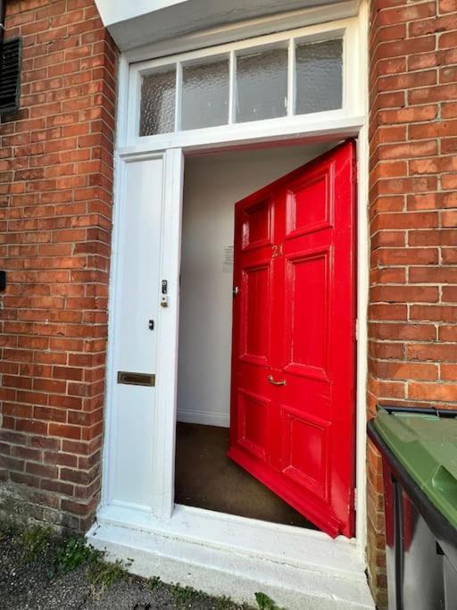 Bright, First Floor, One Bedroom Flat In Wimborne Уимборн Минстър Екстериор снимка