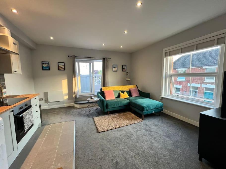 Bright, First Floor, One Bedroom Flat In Wimborne Уимборн Минстър Екстериор снимка