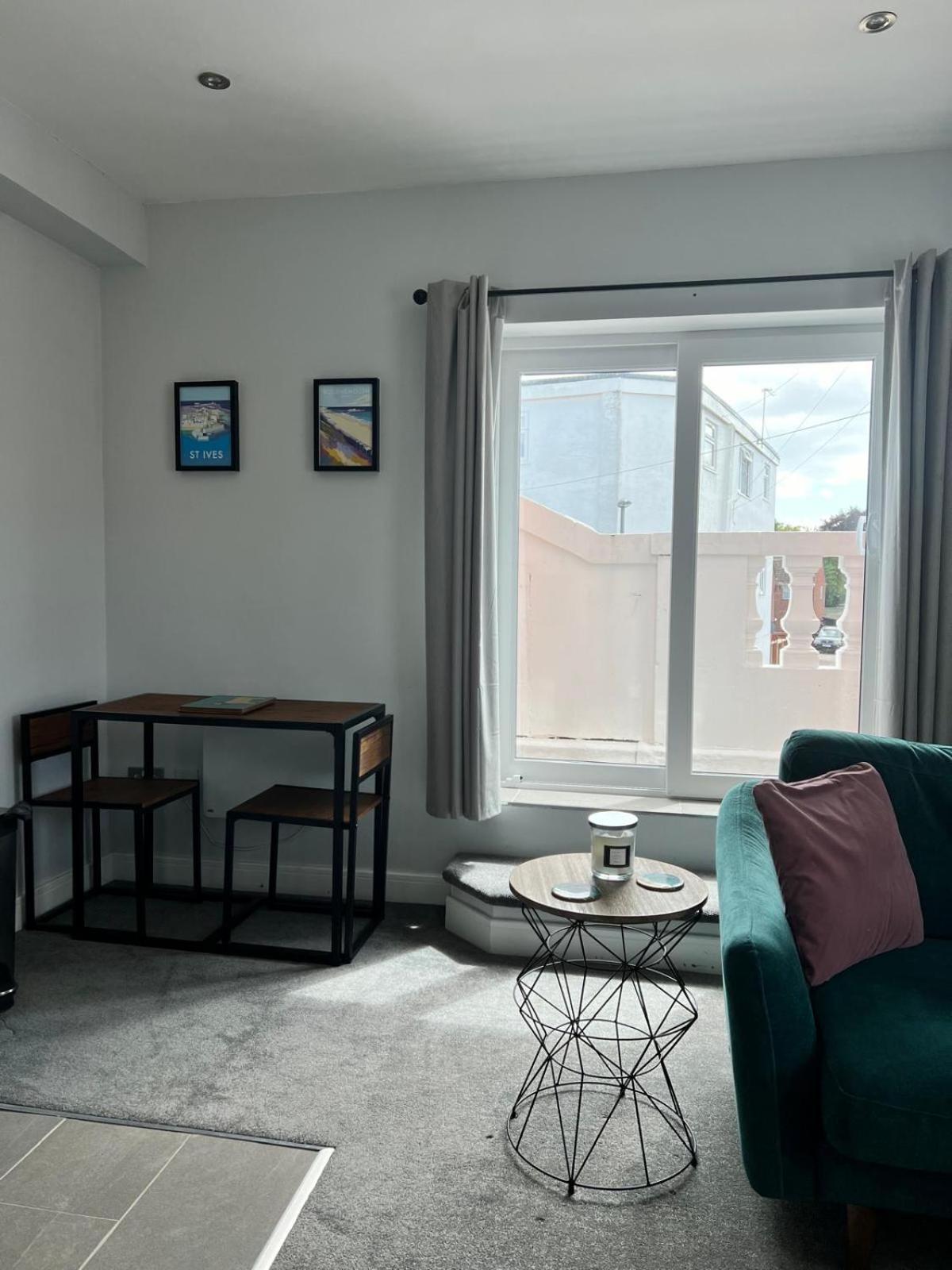Bright, First Floor, One Bedroom Flat In Wimborne Уимборн Минстър Екстериор снимка
